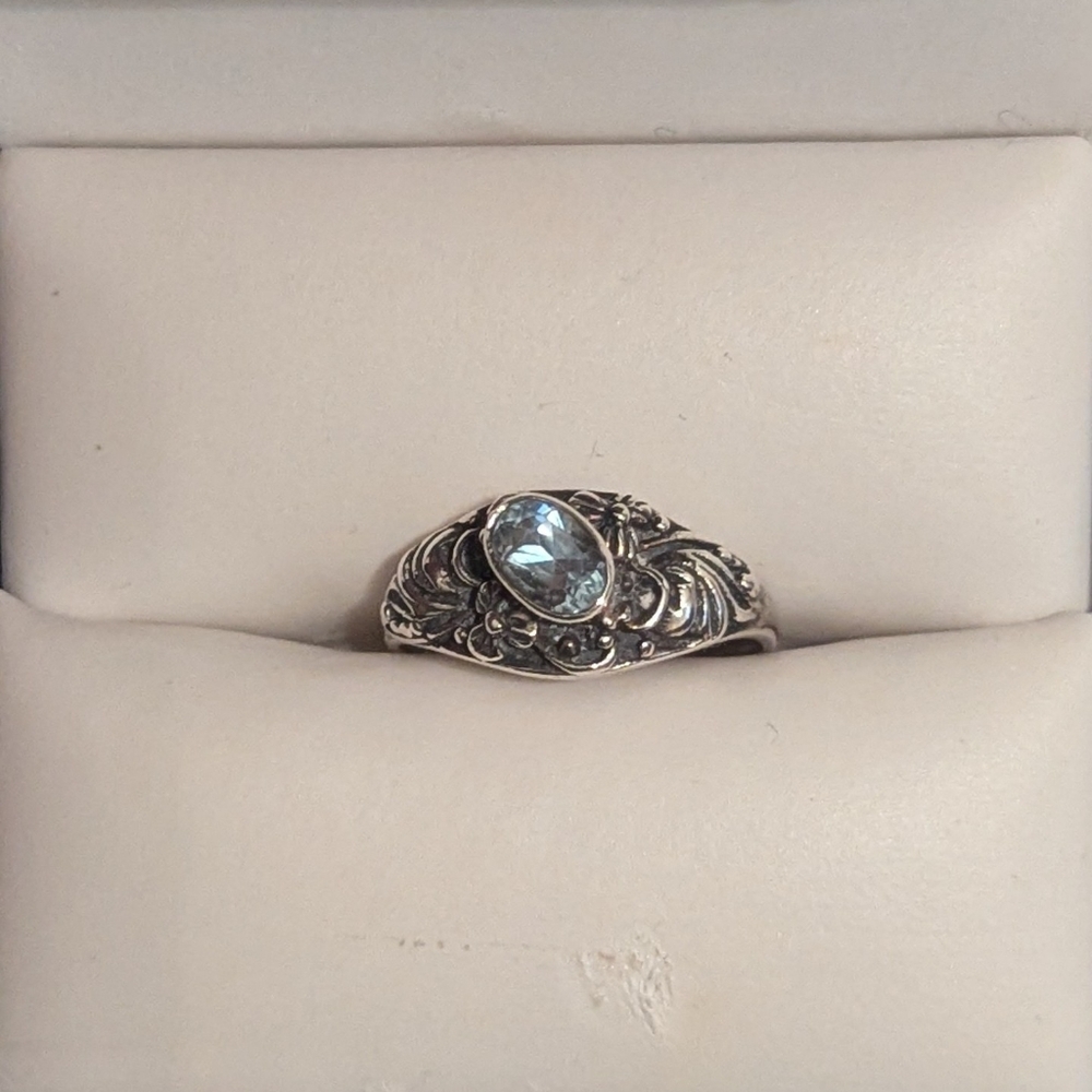 Vintage ring with light blue stone. Size 5 1/2